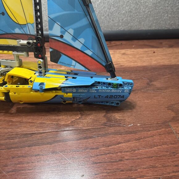 LEGO TECHNIC: Racing Yacht (42074) Complete - Picture 3 of 9